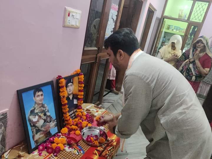 Aligarh News आरएलडी अध्‍यक्ष जयंत चौधरी ने सैनिक के प्रति अर्पित किए